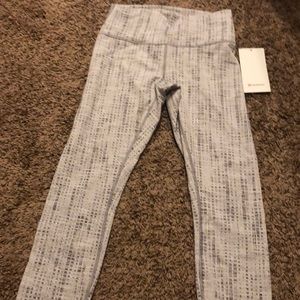 Lululemon crops gray and white size 8 womens.
